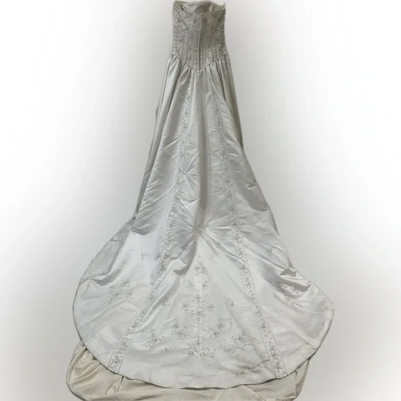 Elegant Strapless White Wedding Gown- worn once - Picture 4 of 10